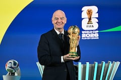 El presidente de la FIFA, Gianni Infantino, posa con el trofeo de la Copa Mundial de la FIFA 2026 tras el sorteo del repechaje europeo de la Copa Mundial de la FIFA 2026 en la sede del fútbol de la FIFA en Zúrich el 20 de noviembre de 2025. (Foto de Fabrice COFFRINI / AFP)
