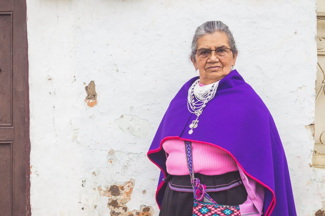 Bárbara Muelas, maestra y lingüista del pueblo misak, primera mujer indígena en ocupar un puesto en la Academia Colombiana de la Lengua.