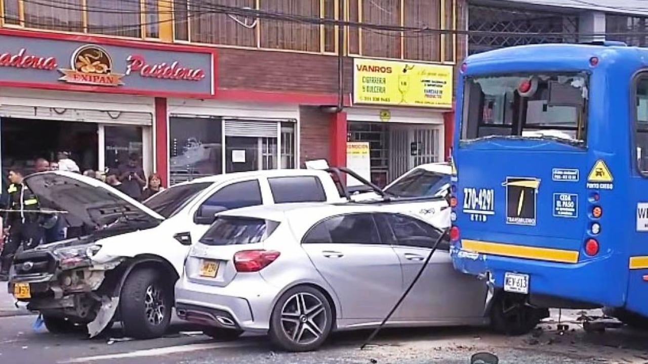 El vehículo de alta gama colisionó contra otro automóvil y un bus del Sitp.