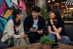 La jerga juvenil no es una crisis del idioma sino un proceso social que avanza a mayor velocidad por el impacto del internet y las redes sociales. Plataformas digitales, gaming y música urbana son laboratorios donde nacen palabras y códigos que marcan pertenencia e identidad.