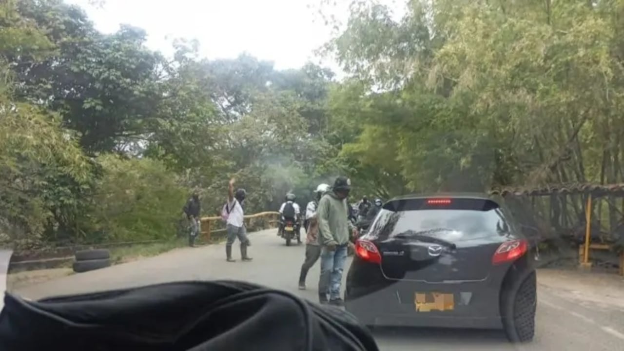 Hombres encapuchados bloquean la vía en zona alta de Jamundí.