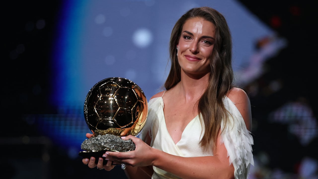 Alexia Putellas con el Balón de Oro 2026.