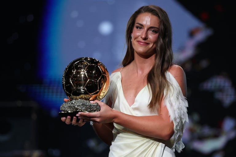 Alexia Putellas con el Balón de Oro 2026.