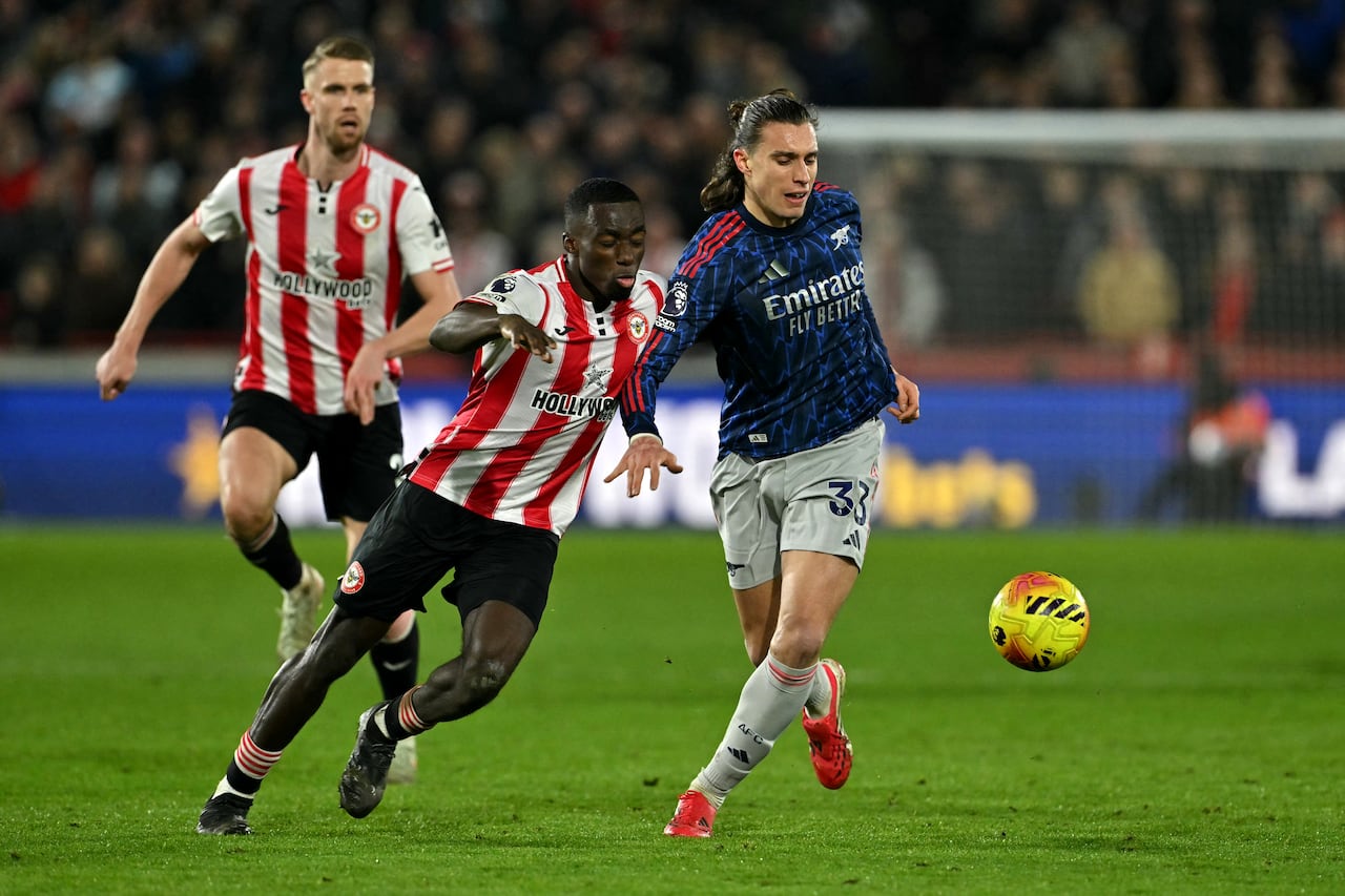 El defensa italiano #33 del Arsenal, Riccardo Calafiori, lucha por la posesión con el defensa italiano #33 del Brentford, Michael Kayode, durante el partido de la Premier League inglesa entre Brentford y Arsenal en el Gtech Community Stadium en Londres el 12 de febrero de 2026. (Foto de Glyn KIRK / AFP)