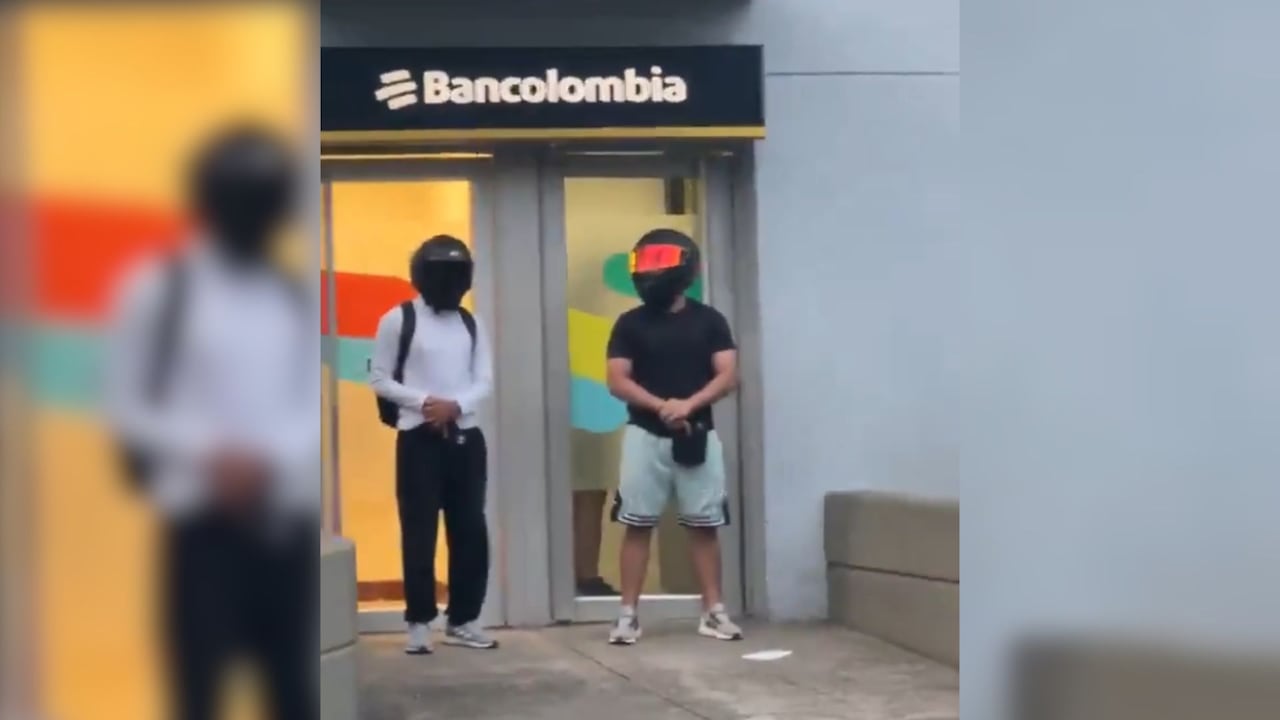 Video viral muestra a joven escoltado al retirar dinero en cajero de Cali.