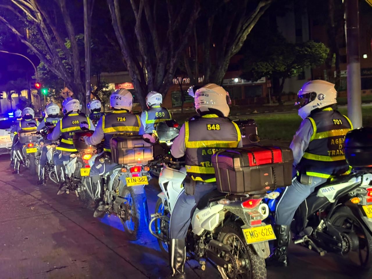Más de 100 agentes de tránsito participaron en operativos de velocidad y alcoholemia durante la noche del sábado en distintos puntos de Cali.