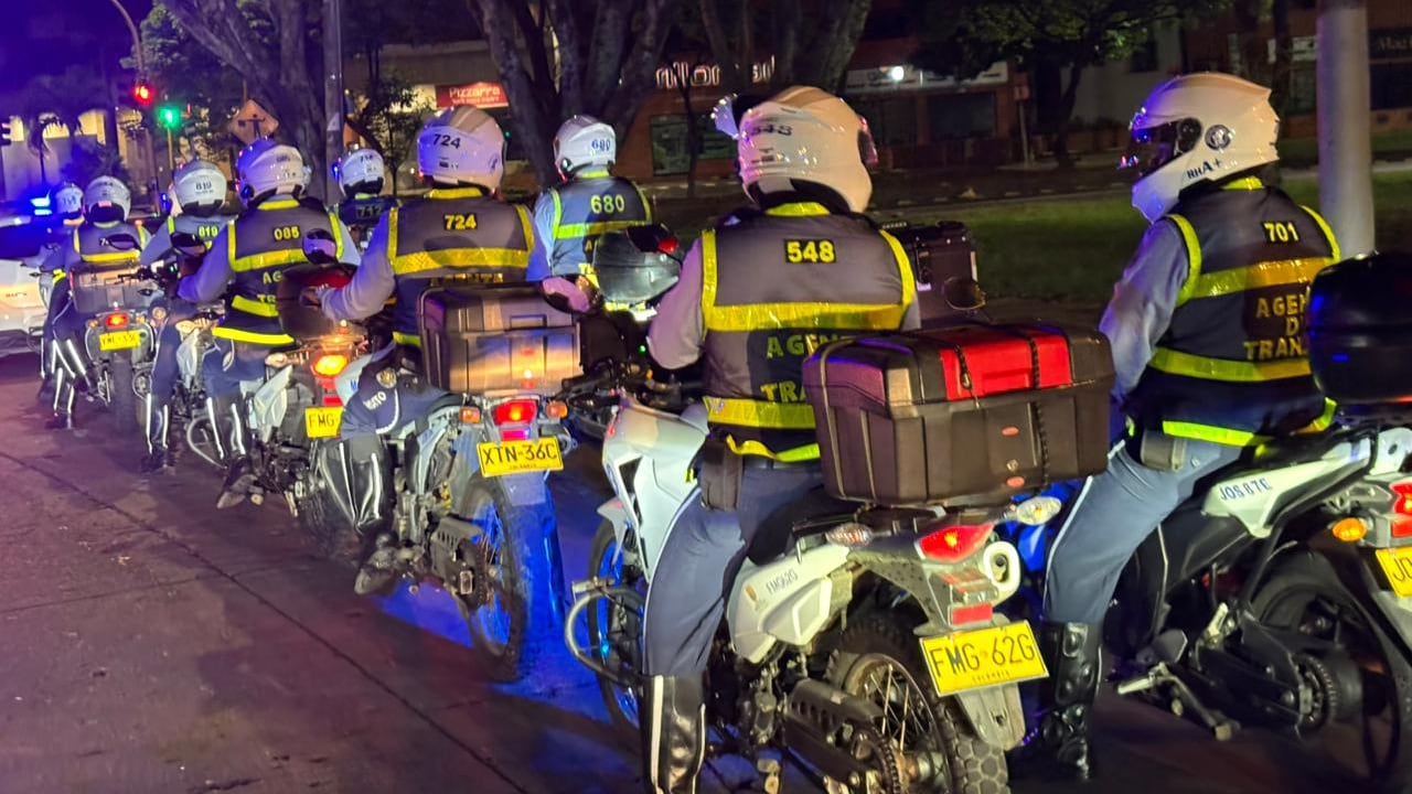 Más de 100 agentes de tránsito participaron en operativos de velocidad y alcoholemia durante la noche del sábado en distintos puntos de Cali.