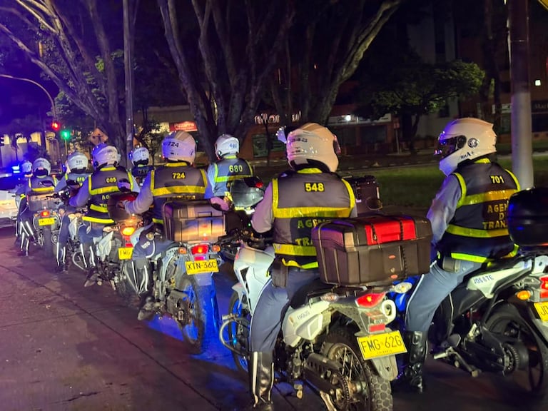 Más de 100 agentes de tránsito participaron en operativos de velocidad y alcoholemia durante la noche del sábado en distintos puntos de Cali.