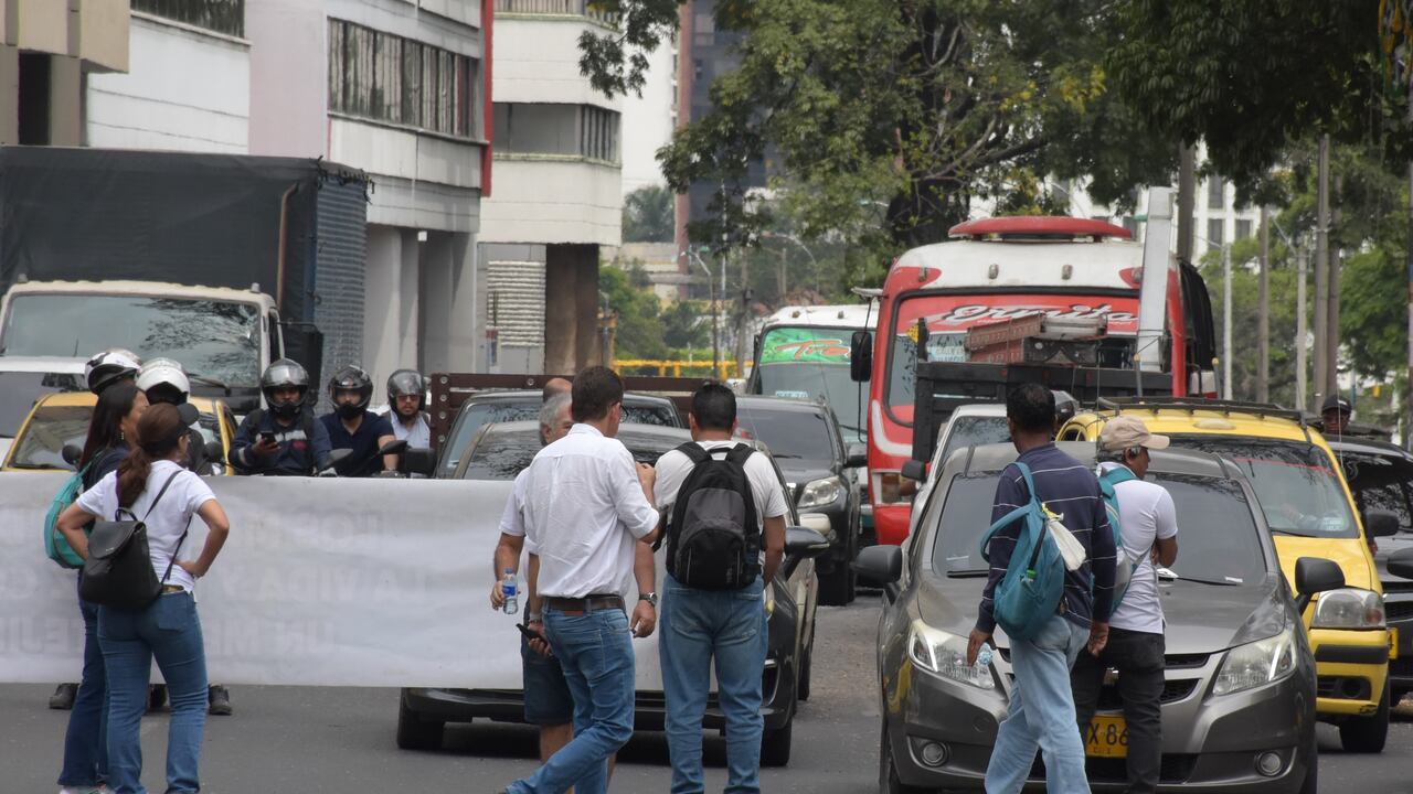 los Profesores del Valle Realizan un plantón exigiéndole al gobierno nacional el pago de sus primas extralegales y anuncian que si no hay acuerdo se irán a paro definitivo.