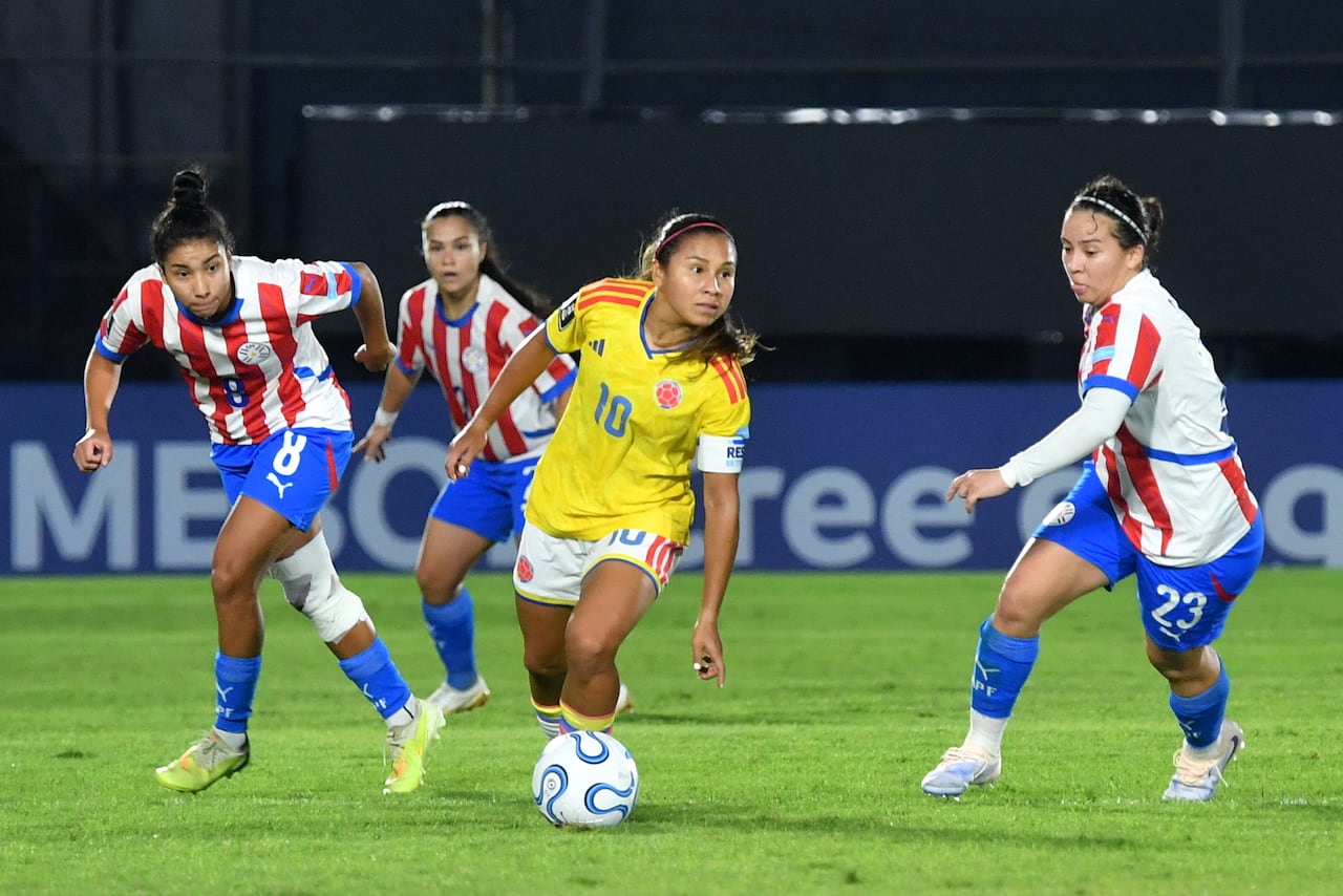La centrocampista colombiana Leicy Santos (número 10) disputa el balón con la delantera paraguaya Cindy Ramos (número 8) y la centrocampista paraguaya Griselda Garay (número 23) durante el partido de la Liga de Naciones Femenina de la CONMEBOL entre Paraguay y Colombia en el estadio Defensores del Chaco en Asunción, el 9 de junio de 2026. (Foto de DANIEL DUARTE / AFP)