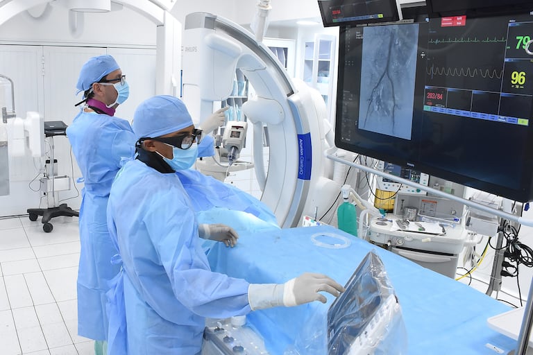 ANGIÓGRAFO EN PROCEDIMIENTO MÉDICO, USAR IMÁGENES SOLO RELACIONADAS A ESTE TEMA.