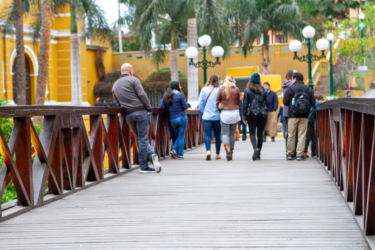 El Puente de los suspiros, en Barranco, es uno de los puntos más icónicos. Se cree que si una persona pide un deseo y cruza el puente sin respirar se le cumplirá.