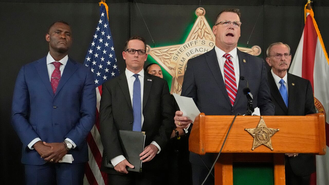 Ronald Rowe Jr., director interino del Servicio Secreto, habla durante una conferencia de prensa de funcionarios encargados de hacer cumplir la ley, el lunes 16 de septiembre de 2024, en la Oficina del Sheriff del condado de Palm Beach en West Palm Beach, Florida, para brindar una actualización. sobre la investigación sobre el aparente intento de asesinato del candidato presidencial republicano, el expresidente Donald Trump.