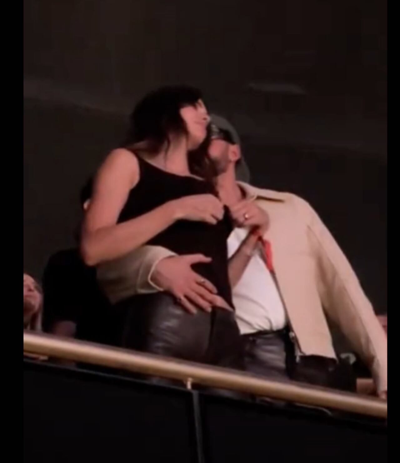 Bad Bunny y Kendall Jenner fueron vistos muy juntos en un concierto en Los Ángeles.