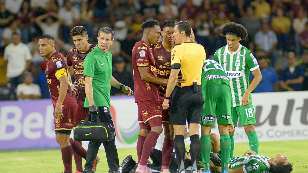 Imagen del partido de ida de las semifinales de la Liga Colombiana 2026 entre Deportes Tolima y Atlético Nacional.