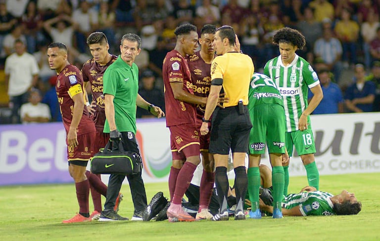 Imagen del partido de ida de las semifinales de la Liga Colombiana 2026 entre Deportes Tolima y Atlético Nacional.