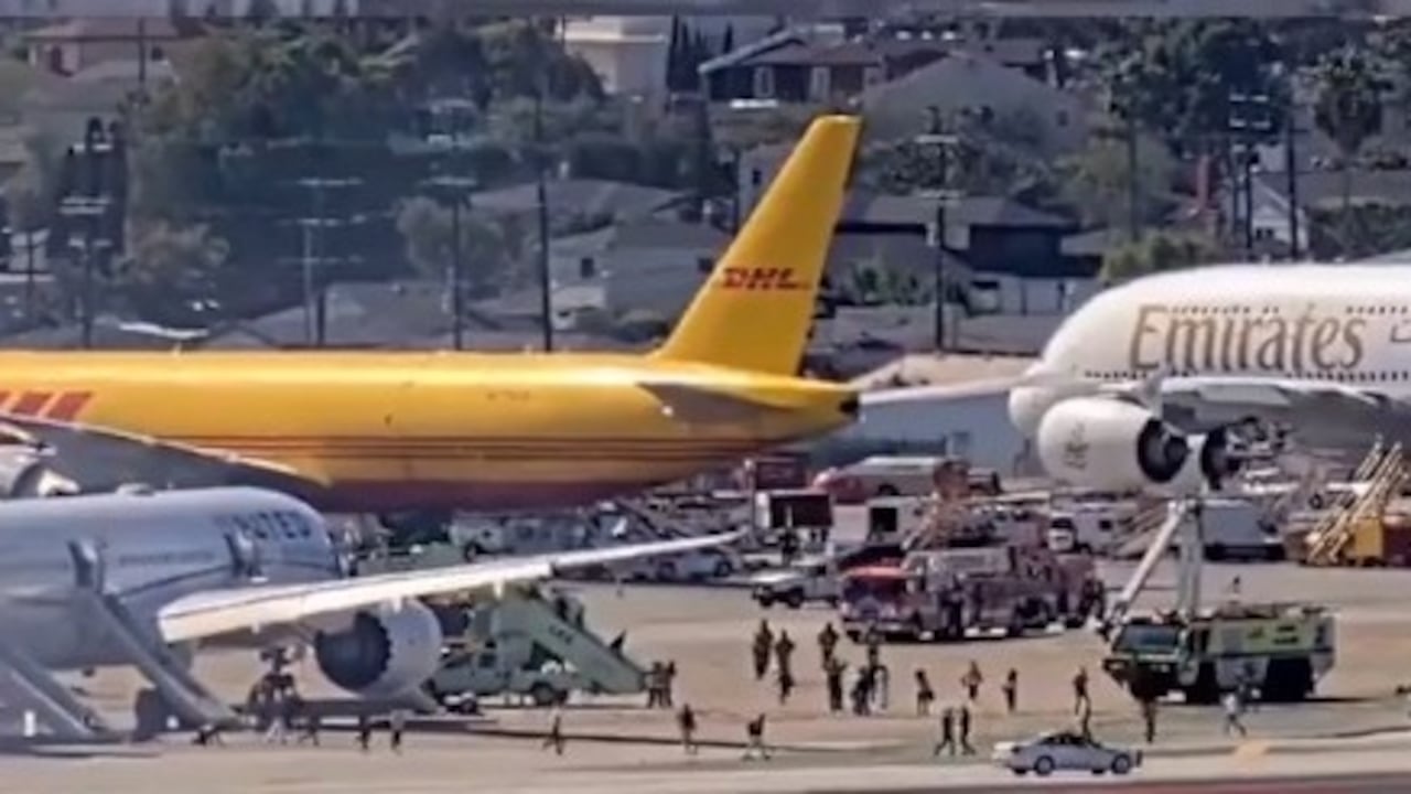 Avión aterrizó por incendio en los motores.