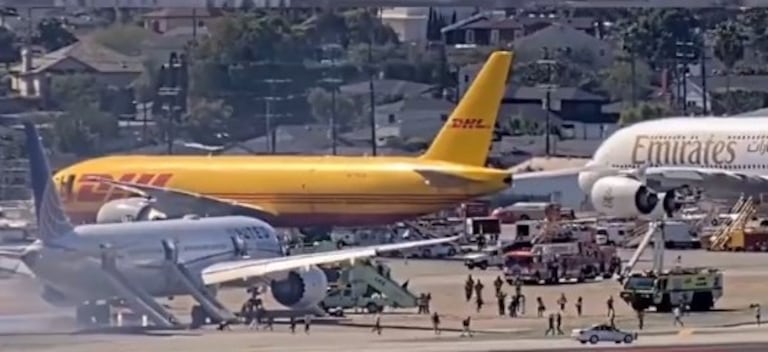 Avión aterrizó por incendio en los motores.