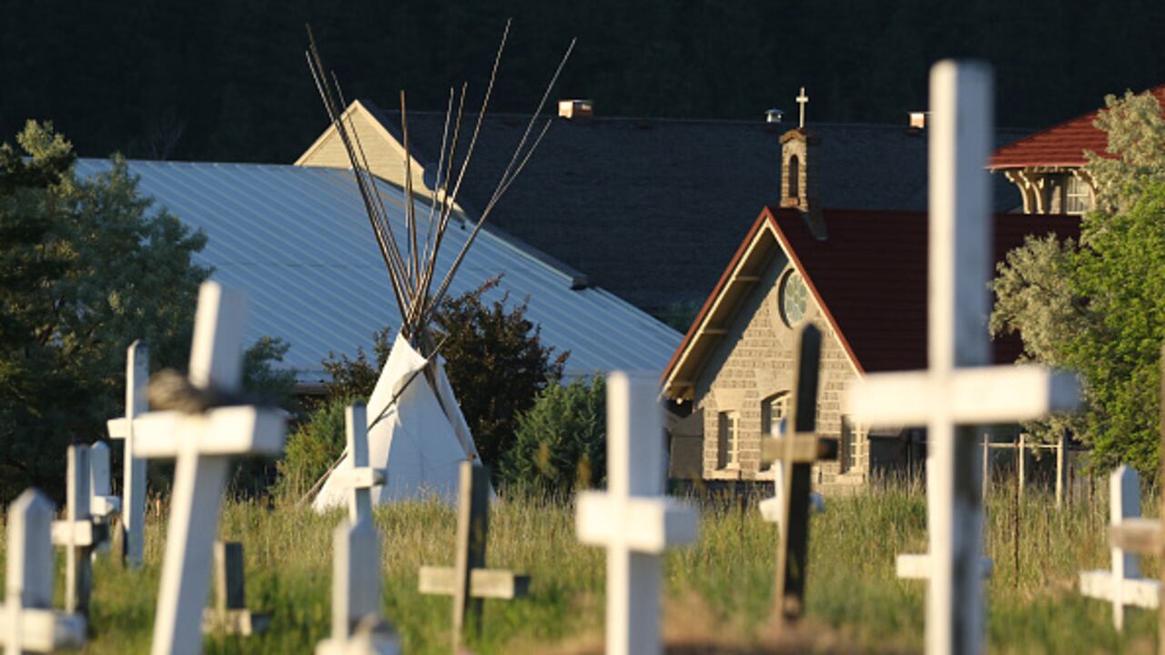 El hallazgo se dio cerca el lugar donde quedaba el internado de Beauval, en la provincia de Saskatchewan, que fue demolido por exalumnos tras su cierre en 1995, según la Universidad de Regina.
