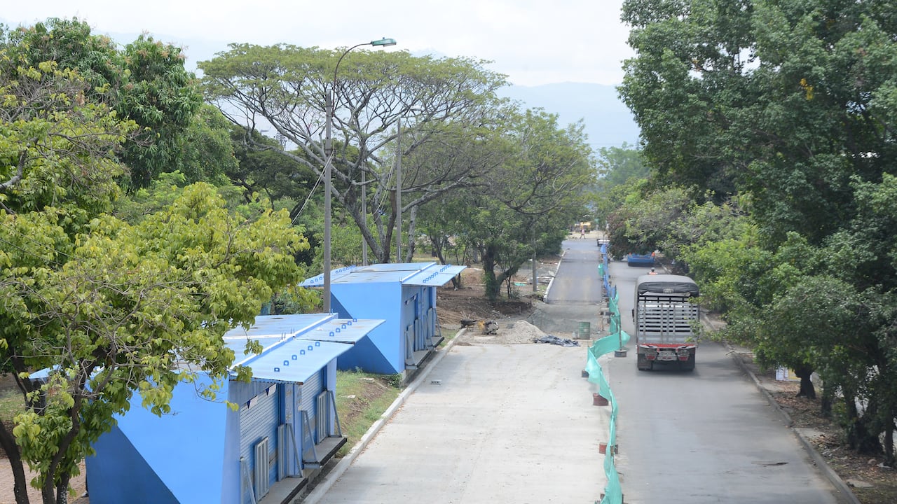Cali Obras en la Troncal Oriental del Cali Obras en la Troncal Oriental del Masivo Integrado de Occidente (MIO) es la obra de infraestructura más grande del sistema de transporte de Cali, que se construye actualmente sobre la autopista Simón Bolívar. foto José L Guzmán. El País. agosto15-23