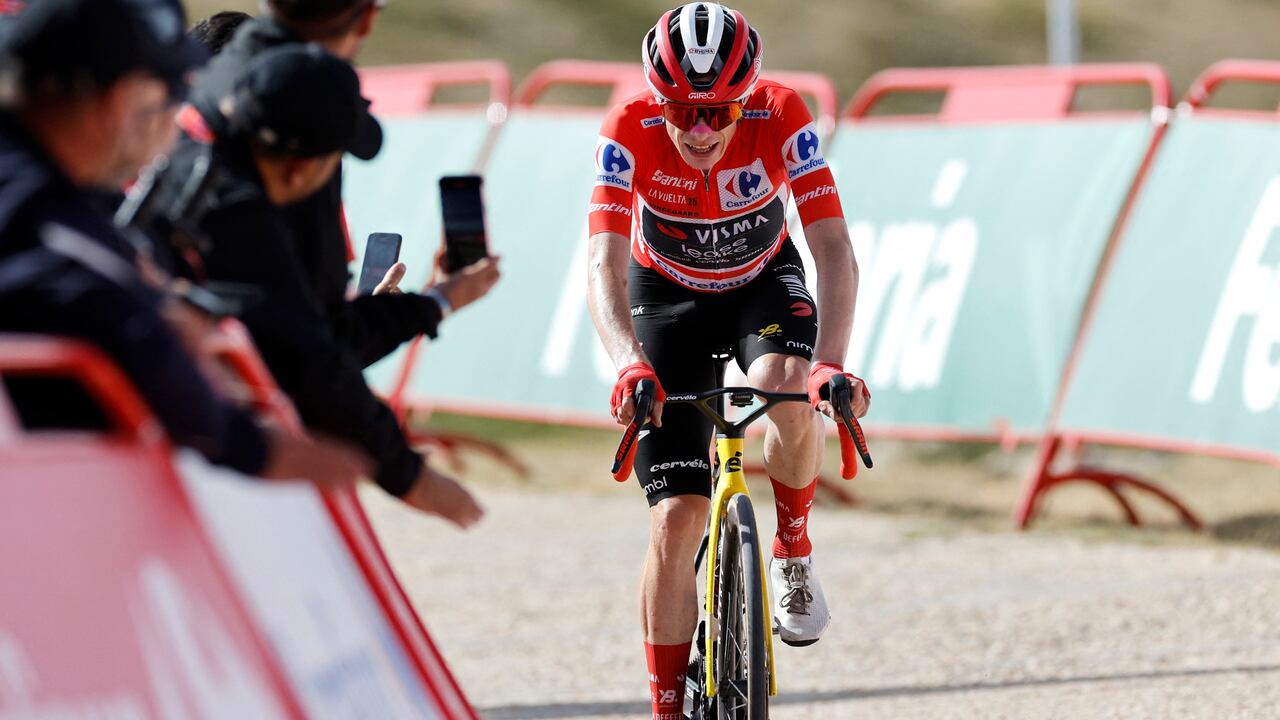 El líder de la clasificación general del equipo Visma-Lease a Bike, el danés Jonas Vingegaard, compite por ganar la 20ª etapa de la Vuelta a España 2025, una carrera de 156 km entre Robledo de Chavela y Bola del Mundo, cerca de Navacerrada, el 13 de septiembre de 2025. (Foto de Oscar DEL POZO / AFP)