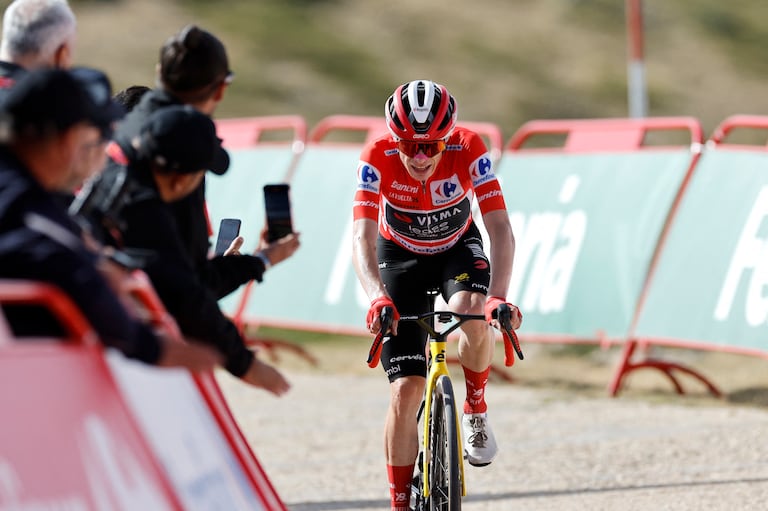 El líder de la clasificación general del equipo Visma-Lease a Bike, el danés Jonas Vingegaard, compite por ganar la 20ª etapa de la Vuelta a España 2025, una carrera de 156 km entre Robledo de Chavela y Bola del Mundo, cerca de Navacerrada, el 13 de septiembre de 2025. (Foto de Oscar DEL POZO / AFP)