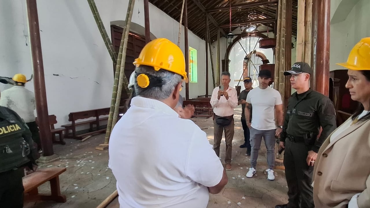l alcalde Jaime Ríos, el presbítero Germán Andrés Clavijo y el arquitecto Juan Esteban Parra durante la visita de inspección con el Ministerio de Cultura. En el recorrido se confirmó la subasta de un cuadro donado para financiar la recuperación de la capilla.