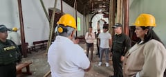 l alcalde Jaime Ríos, el presbítero Germán Andrés Clavijo y el arquitecto Juan Esteban Parra durante la visita de inspección con el Ministerio de Cultura. En el recorrido se confirmó la subasta de un cuadro donado para financiar la recuperación de la capilla.