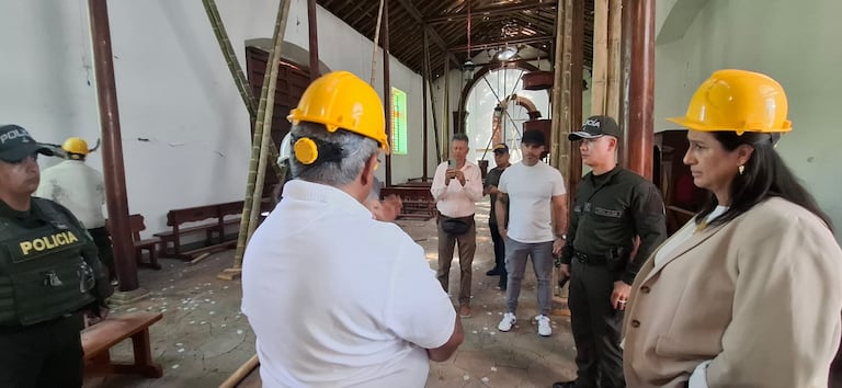 l alcalde Jaime Ríos, el presbítero Germán Andrés Clavijo y el arquitecto Juan Esteban Parra durante la visita de inspección con el Ministerio de Cultura. En el recorrido se confirmó la subasta de un cuadro donado para financiar la recuperación de la capilla.