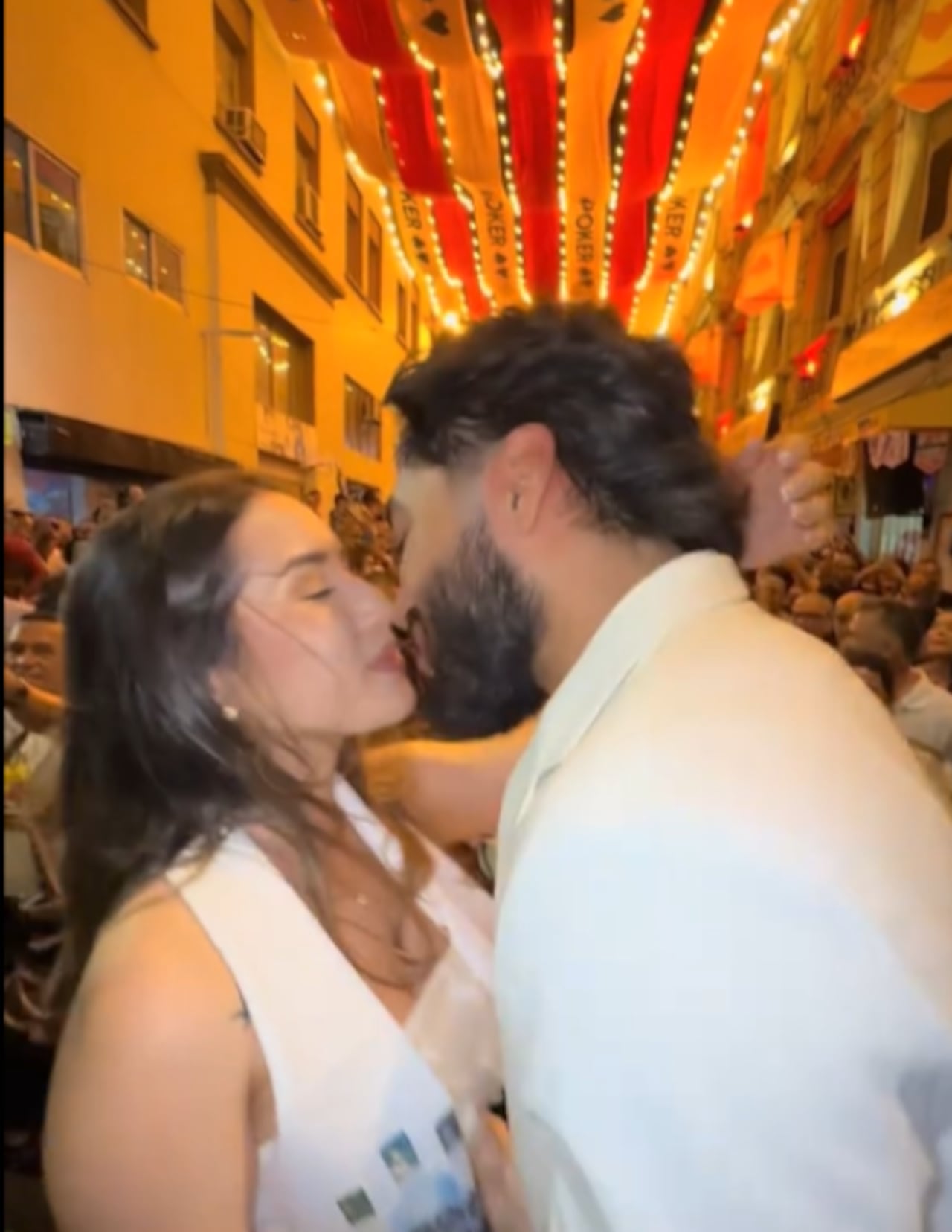 Los novios fueron ovacionados por miles de asistentes a la Calle del Sabor.