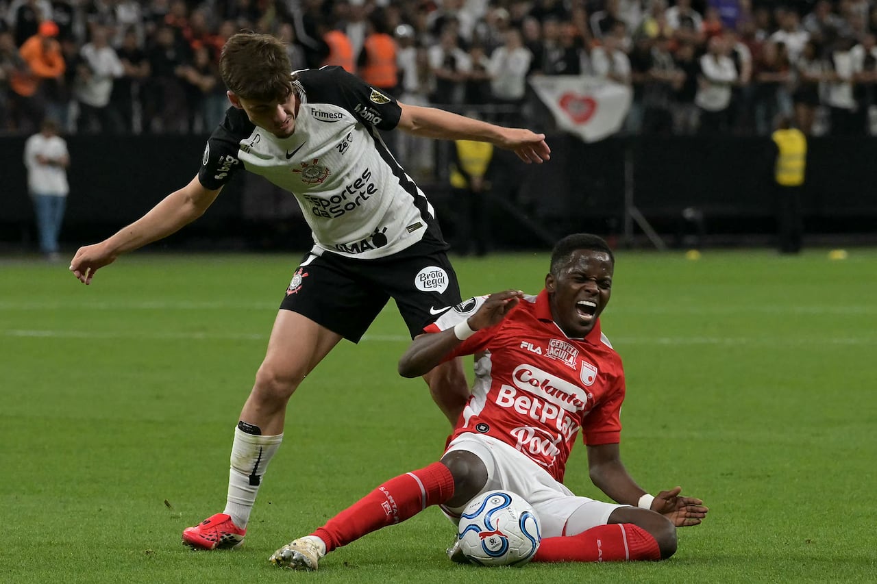 Jhojan Torres, jugador de Santa Fe, se queja ante la dura marca de uno de los volantes de Corinthians, en partido de la Copa Libertadores.