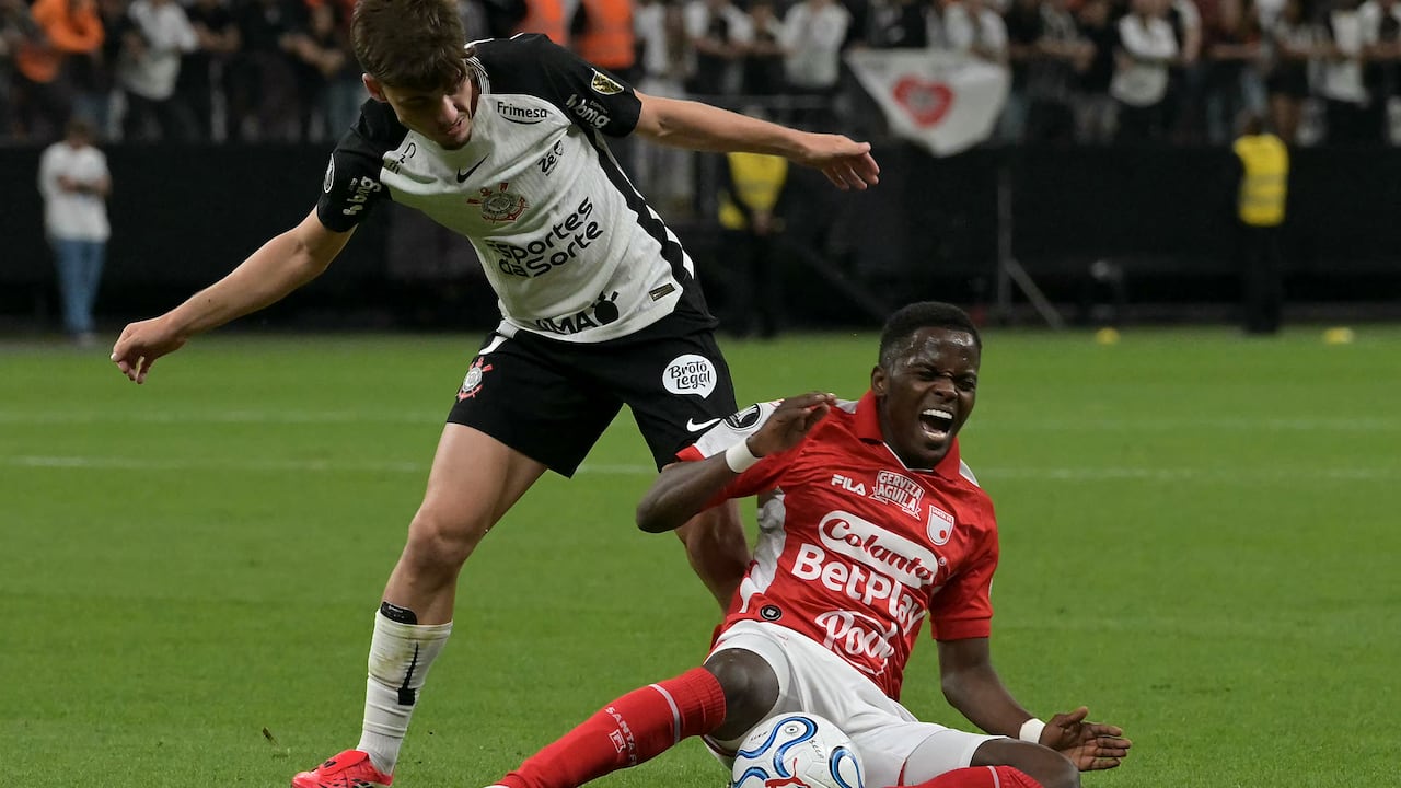 Jhojan Torres, jugador de Santa Fe, se queja ante la dura marca de uno de los volantes de Corinthians, en partido de la Copa Libertadores.