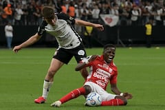 Jhojan Torres, jugador de Santa Fe, se queja ante la dura marca de uno de los volantes de Corinthians, en partido de la Copa Libertadores.