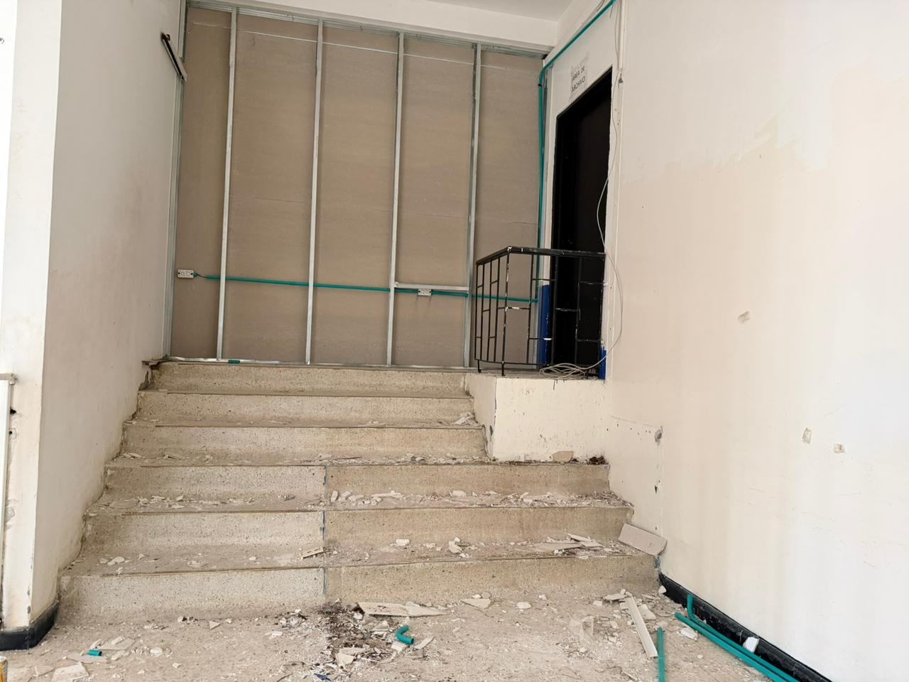 Los trabajos incluyen cambio de pisos, techos y cielo rasos, además de la adecuación de nuevos espacios para consulta externa y urgencias.