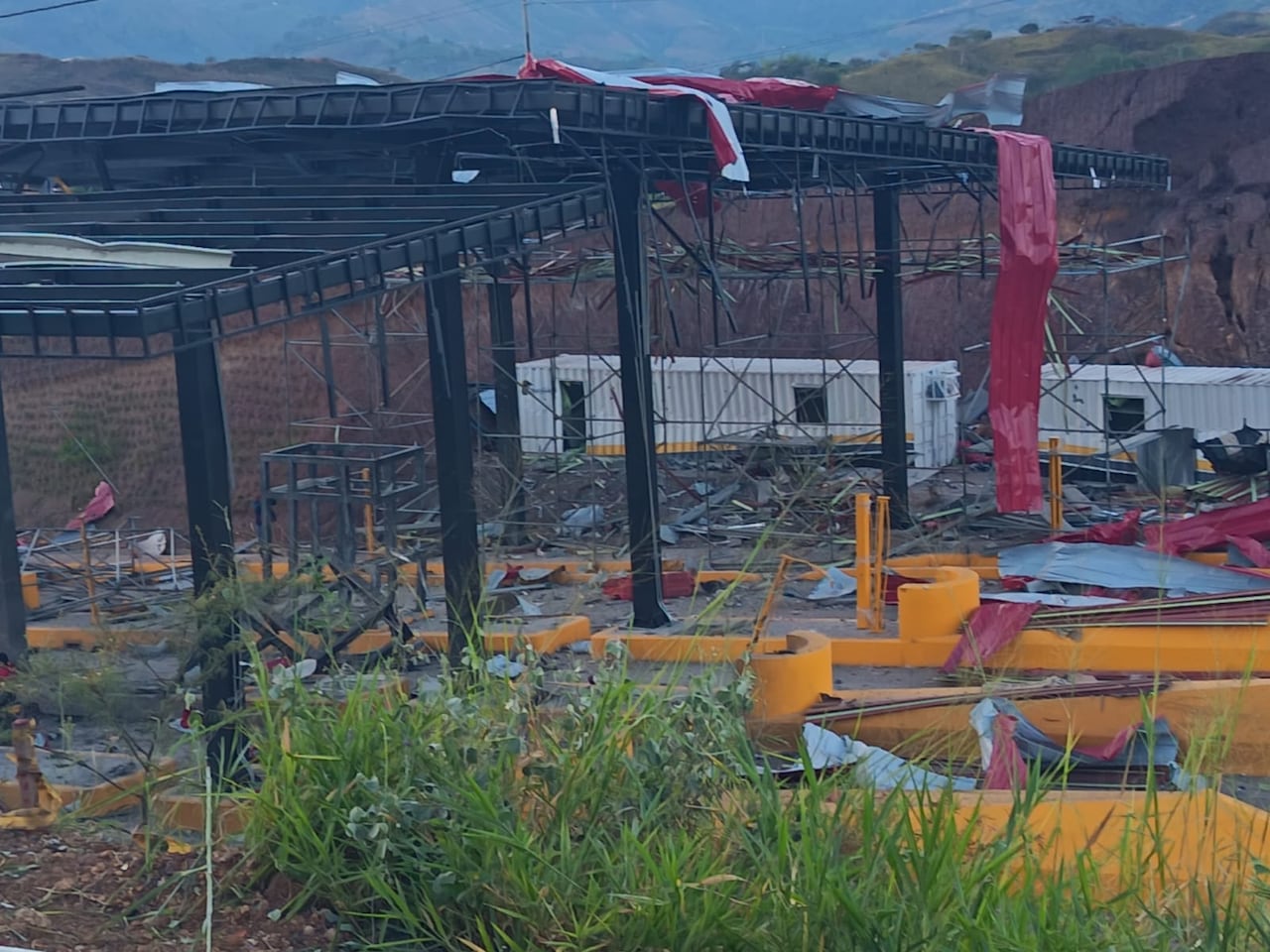 Comunidades de Mondomo reportaron la destrucción del peja ubicado en este punto de la vía Cali-Popayán, hecho violento registrado en la madrugada de este sábado 8 de agosto.