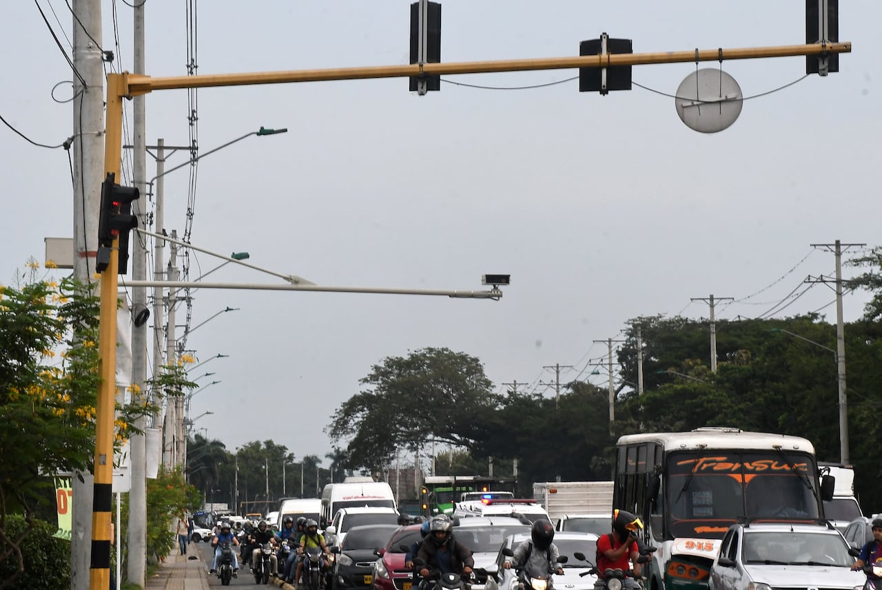 Cali: Instalación de nuevas cámaras de fotomultas en las diferentes vías de la ciudad. Foto José L. Guzmán