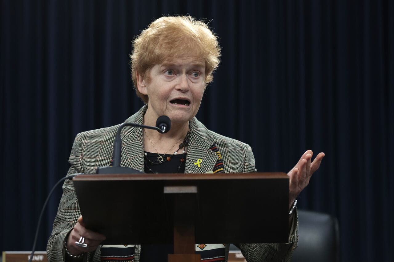 La enviada especial del Departamento de Estado para monitorear y combatir el antisemitismo, Deborah Lipstadt, habla durante una mesa redonda en el edificio de oficinas de Rayburn House en Capitol Hill el 14 de febrero de 2024 en Washington, DC. El Consejo Nacional de Mujeres Judías (NCJW) celebró una mesa redonda “para examinar y crear conciencia sobre la violencia sexual y de género que Hamás perpetró el 7 de octubre y desde entonces contra las mujeres israelíes”