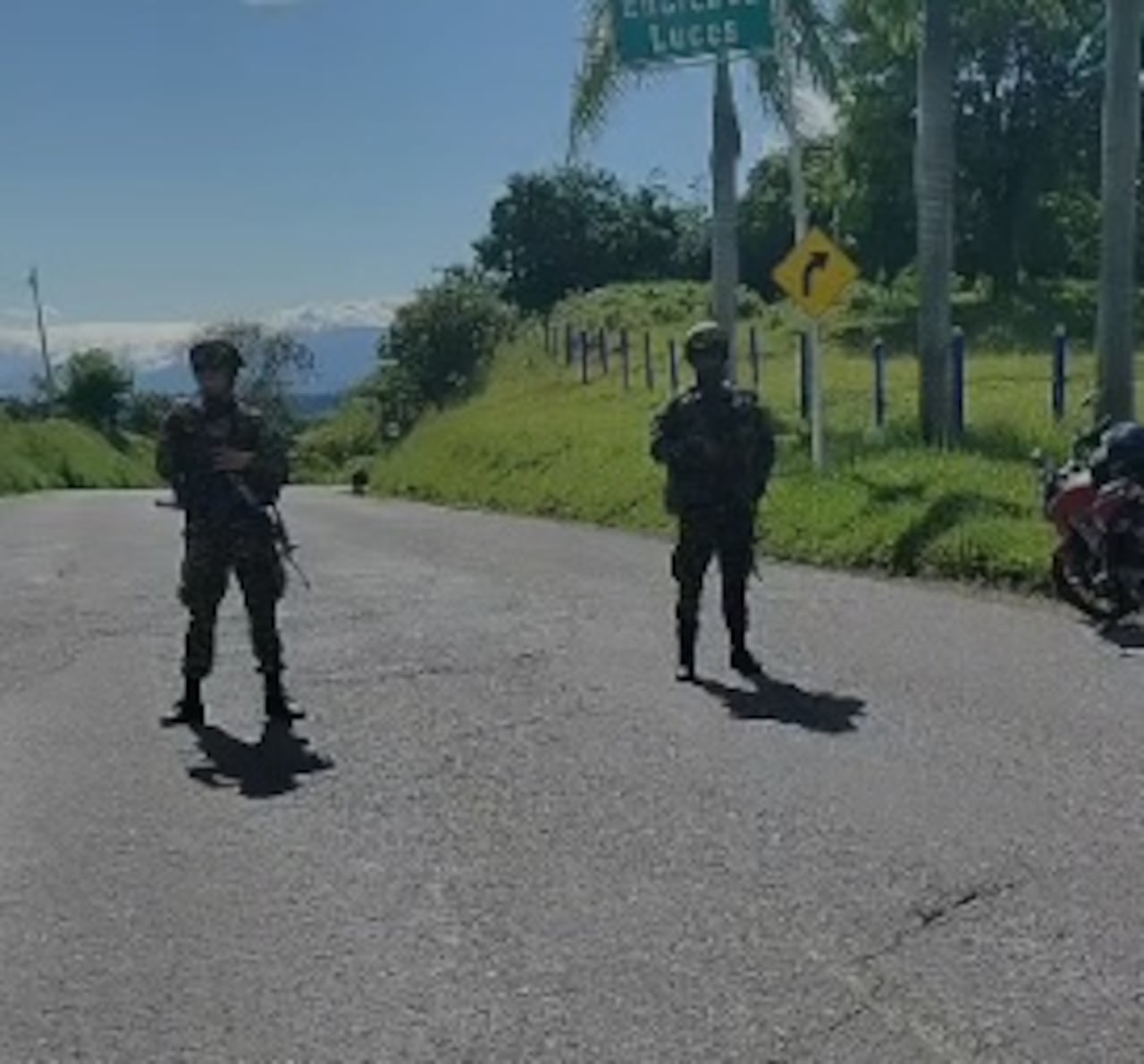 Los militares cerraron este punto de la Panamericana tras confirmarse de la existencia de un explosivo cerca al peaje de El Bordo.