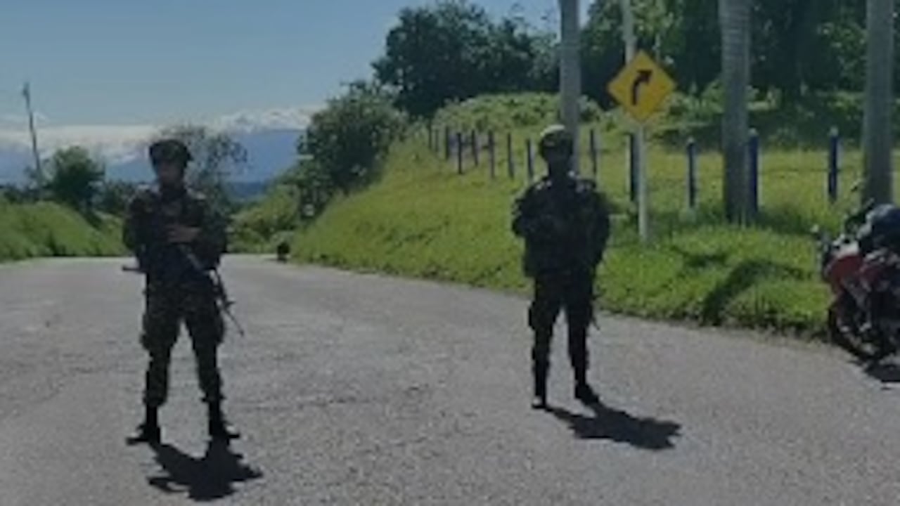 Los militares cerraron este punto de la Panamericana tras confirmarse de la existencia de un explosivo cerca al peaje de El Bordo.