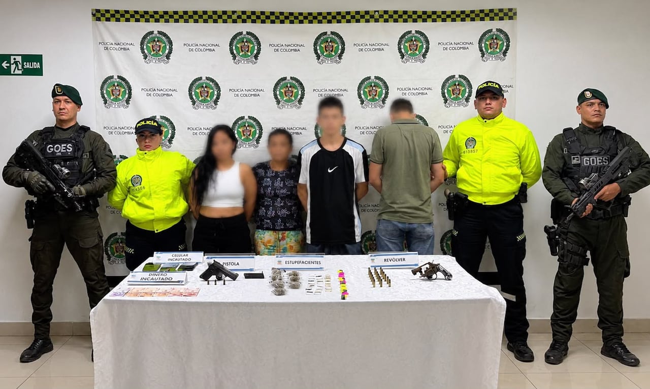 “Estos hombres eran responsables de generar violencia con homicidios en esta región y de comercializar estupefacientes. Con estas capturas, le estamos cerrando el cerco a quienes siembran terror en nuestras comunidades”, señaló el coronel Amaury Aguilera.