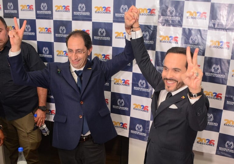 Abelardo de la Espriella inscribió su candidatura presidencial en Cali, en compañía de su fórmula vicepresidencial, José Manuel Restrepo.