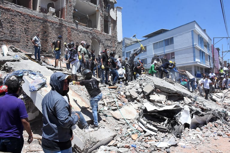 Terremoto en Cali, Colapso de infraestructura en diferentes lugares de la ciudad. Clínica de Colores, DESA, Galería Alameda, Edificaciones sobre la avenida roosvelt y al frente del coliseo de Hockey Miguel Calero.