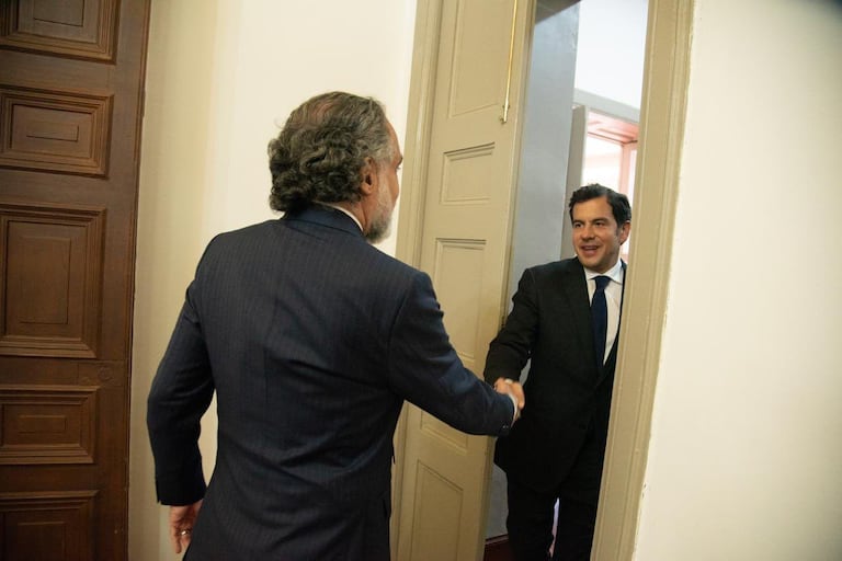 Se lleva a cabo la reunión de empalme entre el ministro del Interior designado, Rodrigo Lara, y el actual ministro del Interior, Armando Benedetti.