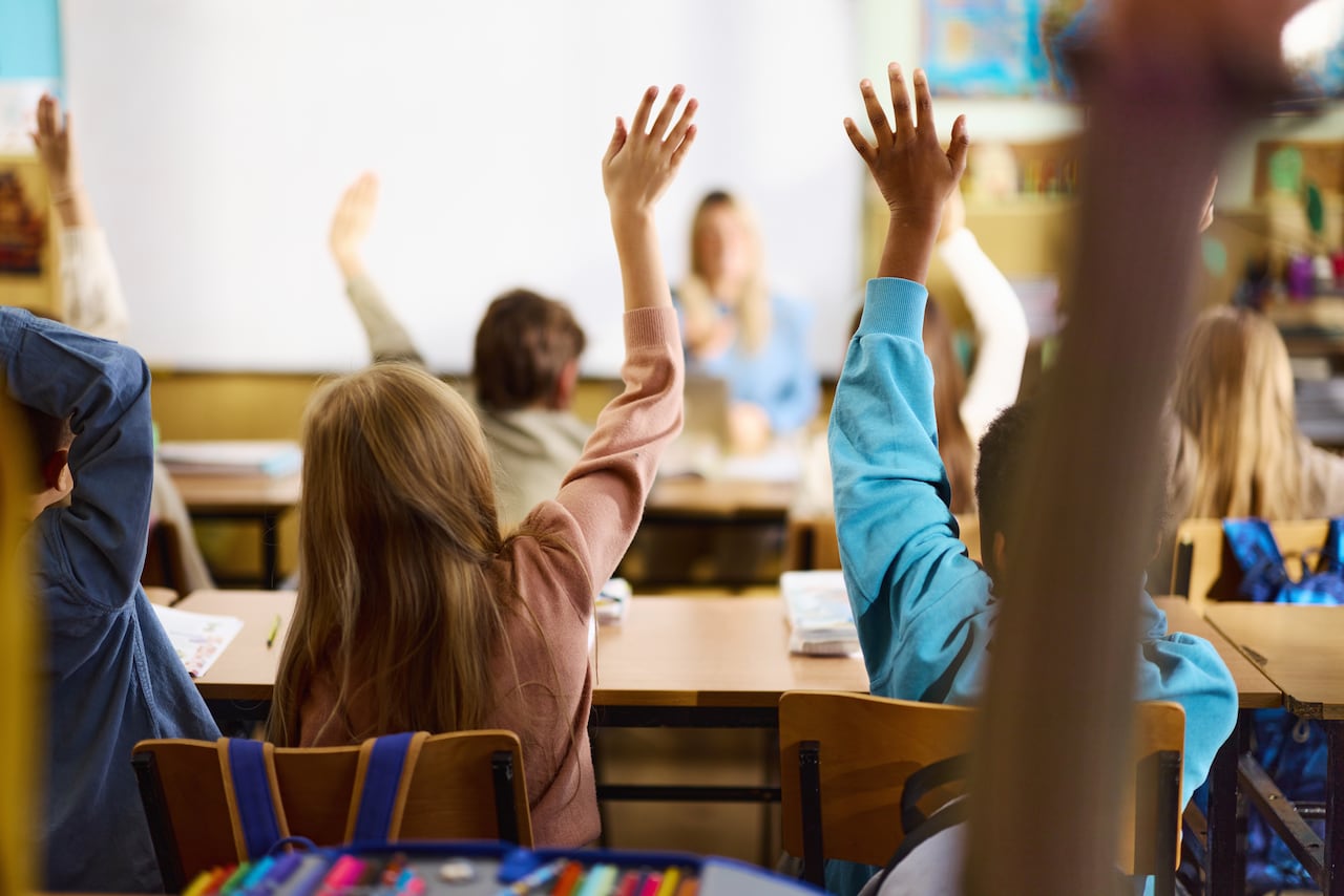Existe una acción que no puede ser prohibida entre los estudiantes dentro de las aulas de clase.