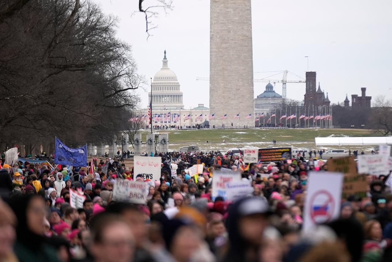 Manifestantes que representan a una variedad de grupos de derechos humanos asisten a la "Marcha del Pueblo en Washington" el 18 de enero de 2025 en Washington, DC. Dos días antes de la toma de posesión presidencial, los activistas se manifestaban en oposición a los objetivos políticos de la administración entrante de Trump. Manifestantes en Washington