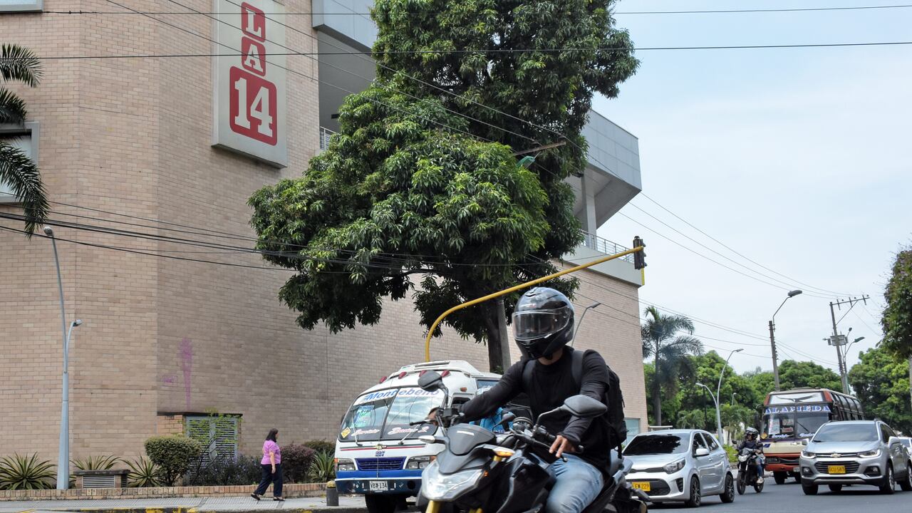 Los Letreros de la compañía Almacenes La 14 todavía permanecen en varios puntos de la ciudad, esto debido a su liquidación total en 2021.