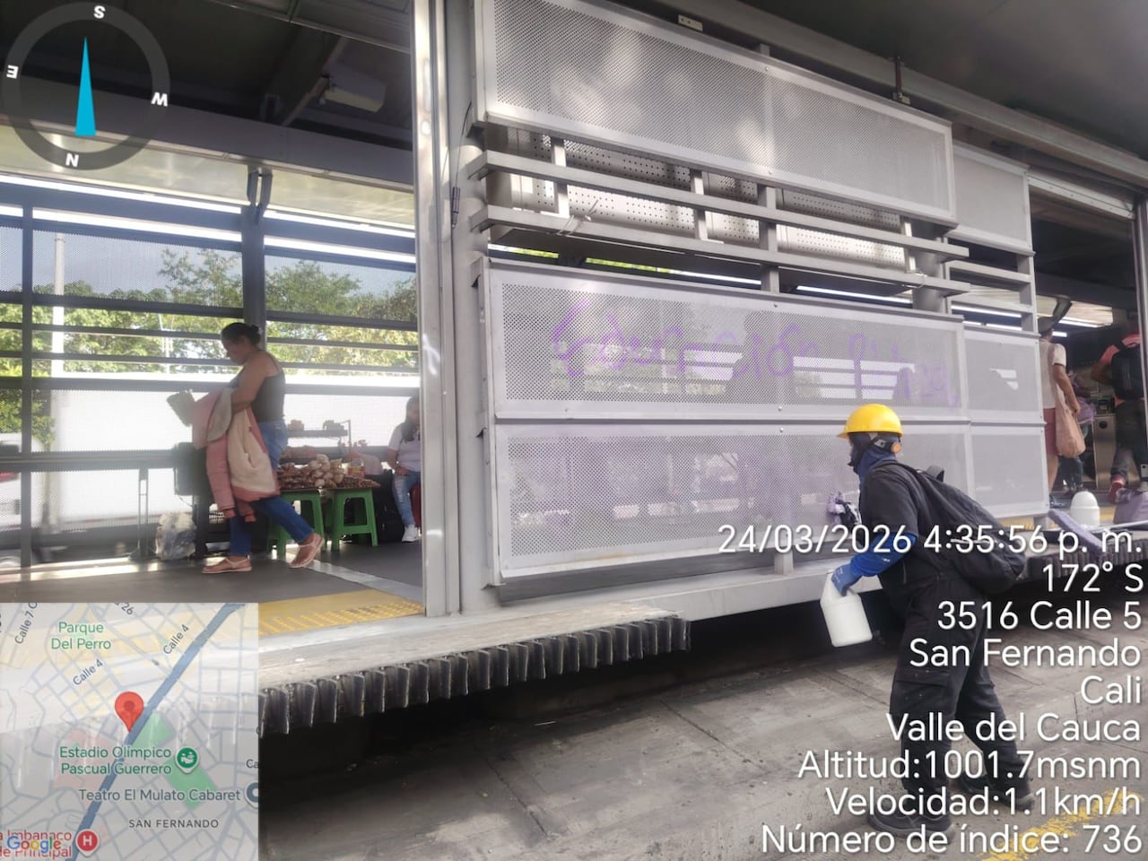 Cuadrilla de mantenimiento de Metro Cali se encargó de limpiar estaciones del MIO tras ser vandalizadas.