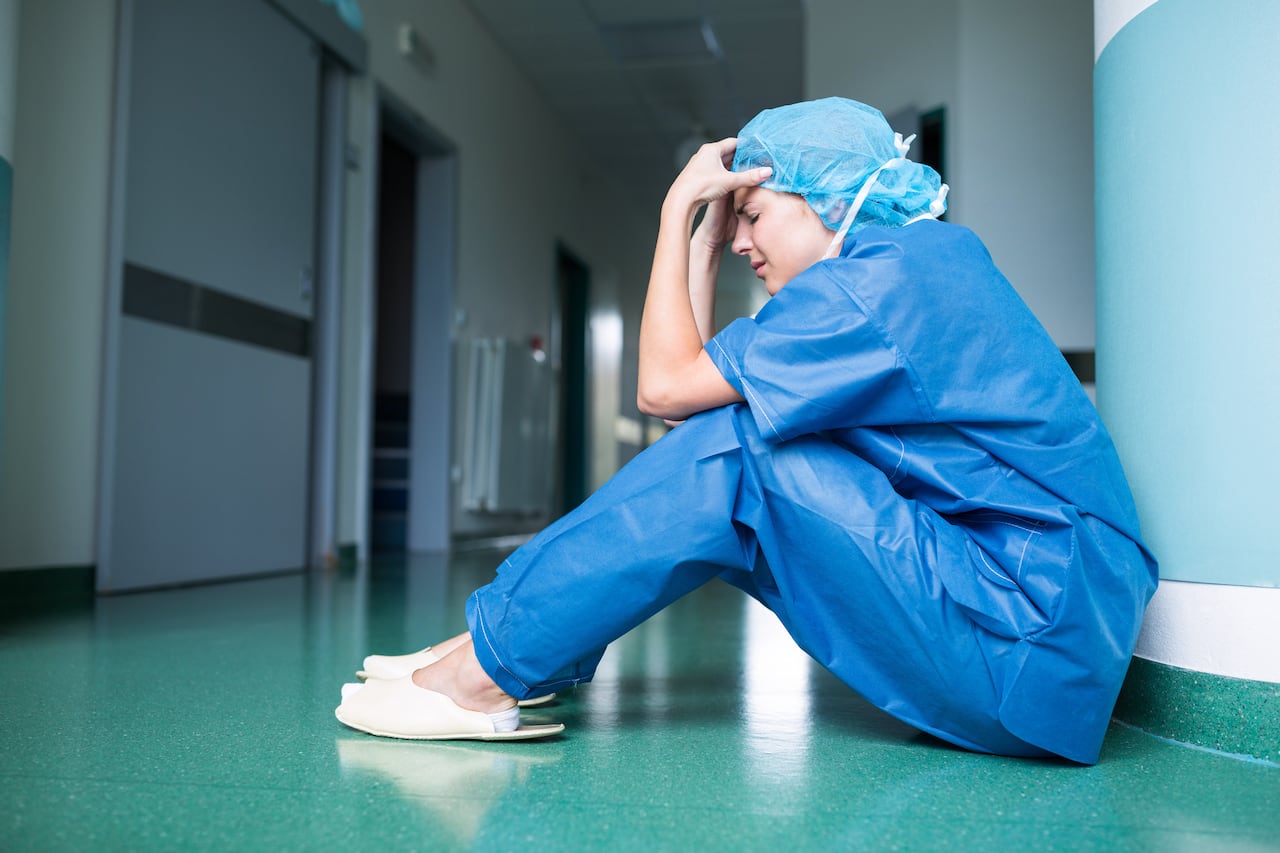 Los médicos están expuestos a factores de riesgo como el estrés laboral, la presión para tomar decisiones críticas, la exposición a situaciones traumáticas y falta de apoyo emocional.