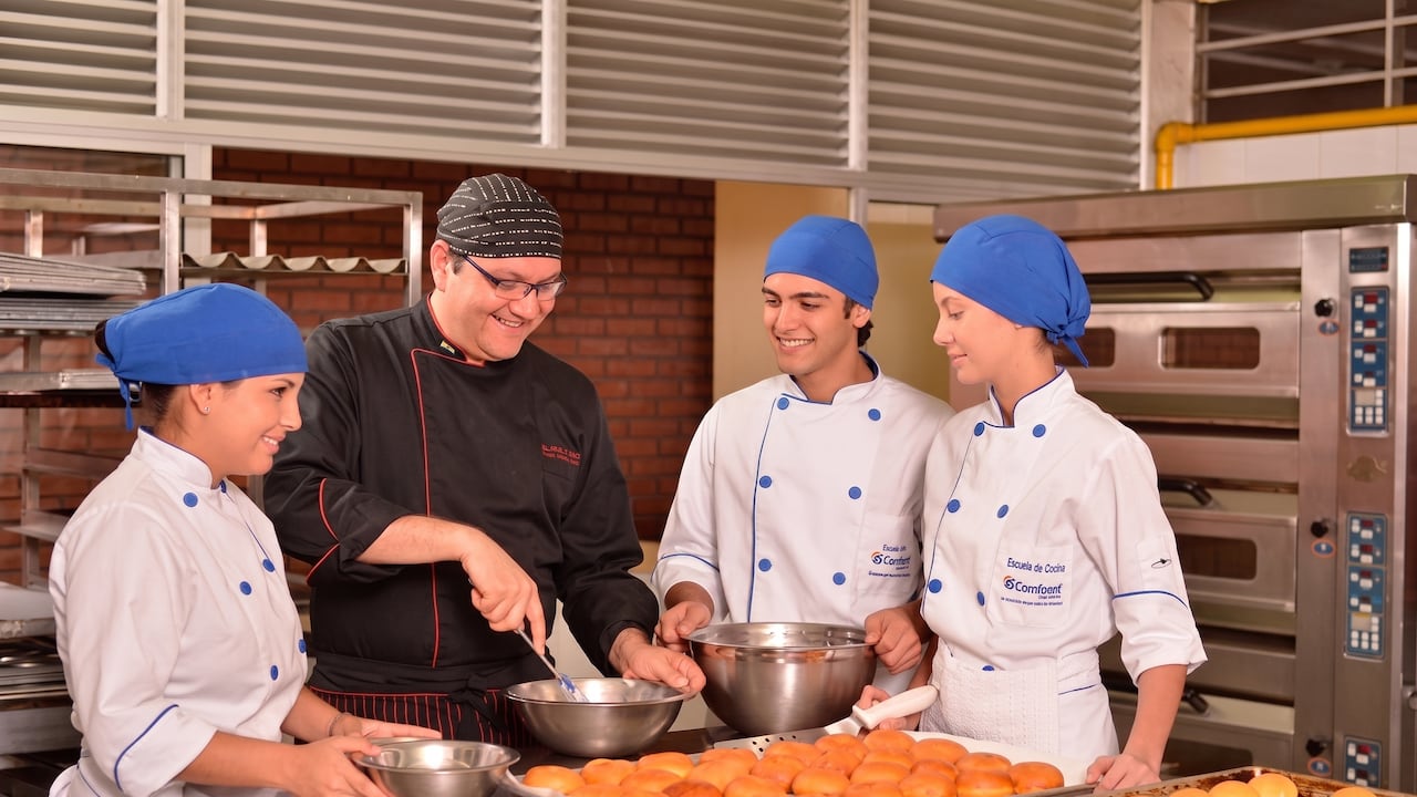 Prácticas especializadas en los talleres de gastronomía de Comfandi en Cali, donde los estudiantes del programa técnico de Chef asimilan estándares de cocina nacional e internacional, técnicas de panadería, pastelería y organización de eventos, preparándose en administración de cocina y costos para cumplir con éxito sus 600 horas de práctica obligatoria.