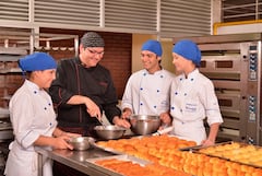 Prácticas especializadas en los talleres de gastronomía de Comfandi en Cali, donde los estudiantes del programa técnico de Chef asimilan estándares de cocina nacional e internacional, técnicas de panadería, pastelería y organización de eventos, preparándose en administración de cocina y costos para cumplir con éxito sus 600 horas de práctica obligatoria.